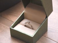pierścionek zaręczynowy w pudełku