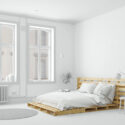 łóżko z palet w białej sypialni