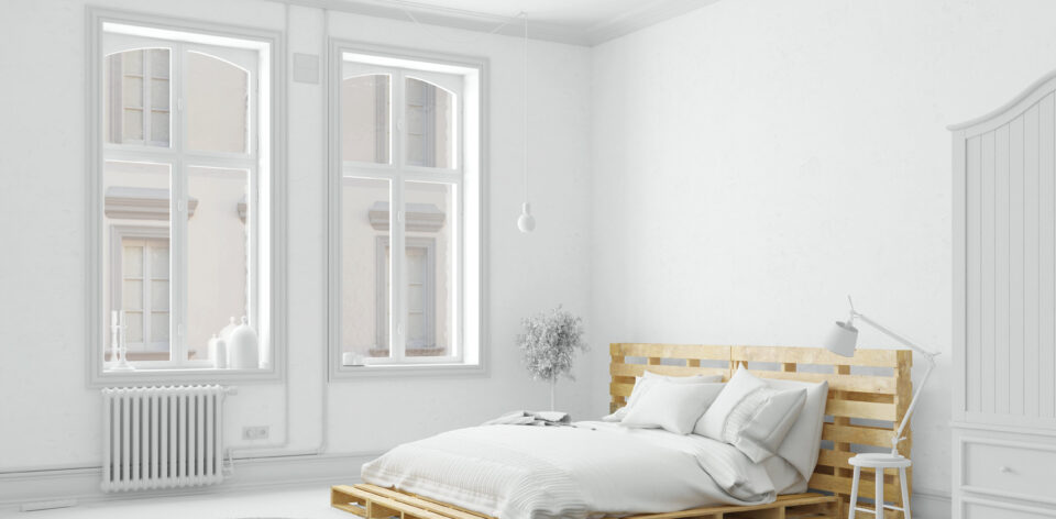 łóżko z palet w białej sypialni