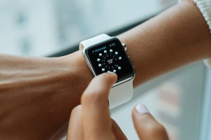 Biały smartwatch