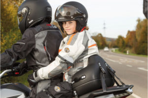 dziecko na motocyklu