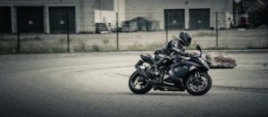 jazda motocyklem w deszczu