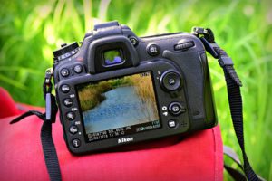 bezlusterkowiec Nikon leżący na futerale